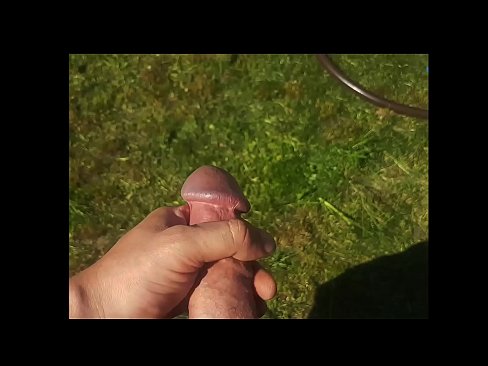❤️ A boazona se fode e se ejacula com um esguicho em um jardim de verão ❤❌ Porno duro em nós ❌❤
