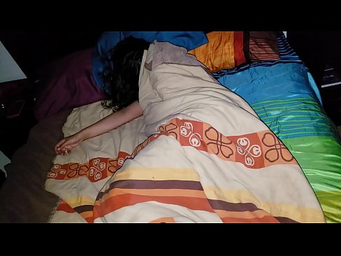 ❤️ Stepson berating sua jovem madrasta enquanto ela dorme. ❤❌ Porno duro em nós ❌❤